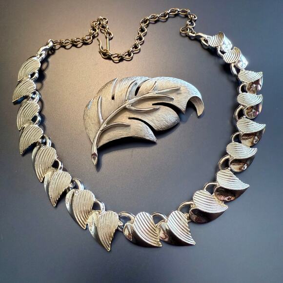 Vintage Silver Tone Leaf Inspired Brooch & Collar Necklace - Picture 3 of 9